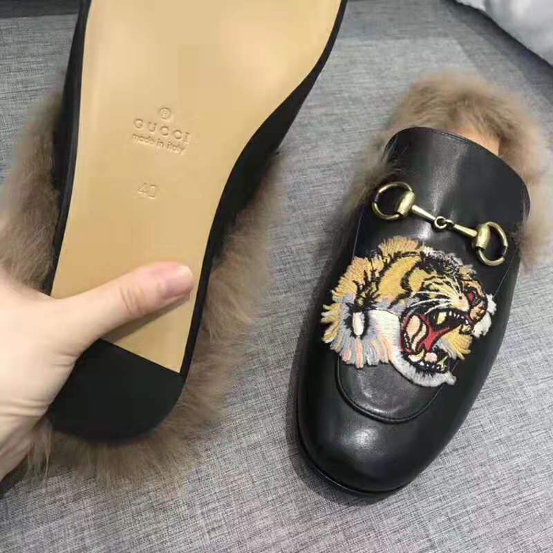 Gucci Unisex Princetown Slipper with Tiger in Lamb Wool-Black