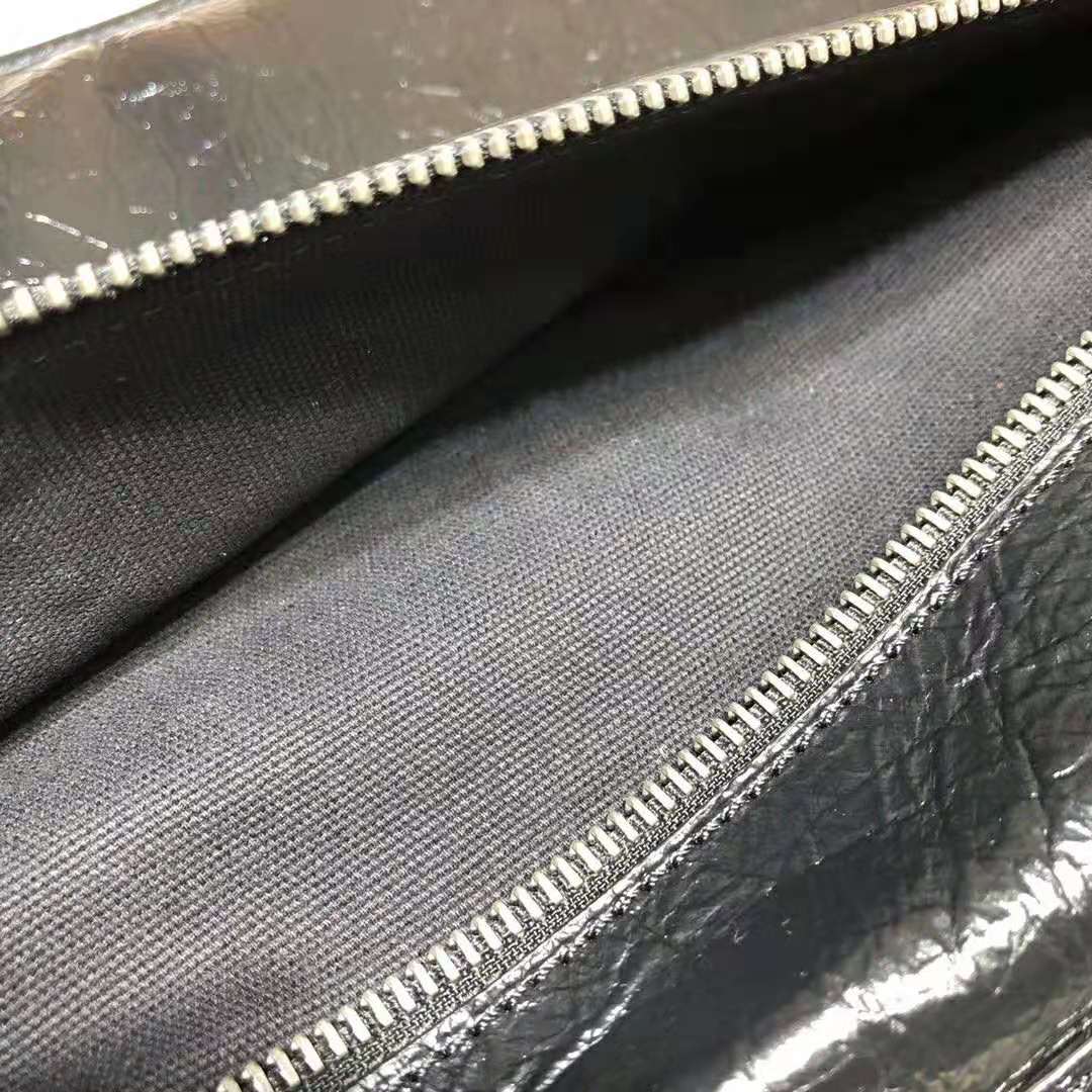 Gucci GG Men Medium Soft Leather Messenger Bag in Soft Black Leather