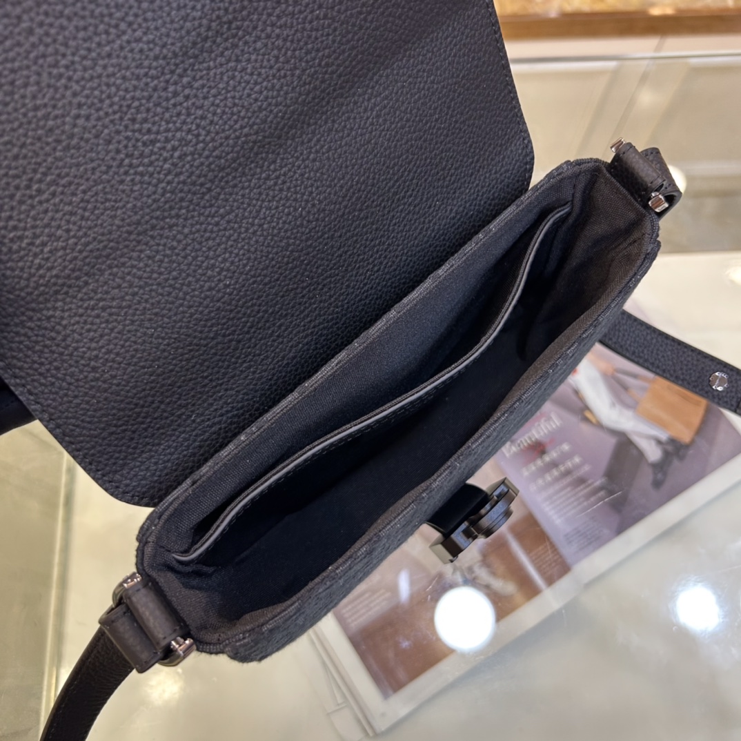Dior Unisex CD Saddle Pouch Strap Black Dior Oblique Jacquard Grained Calfskin