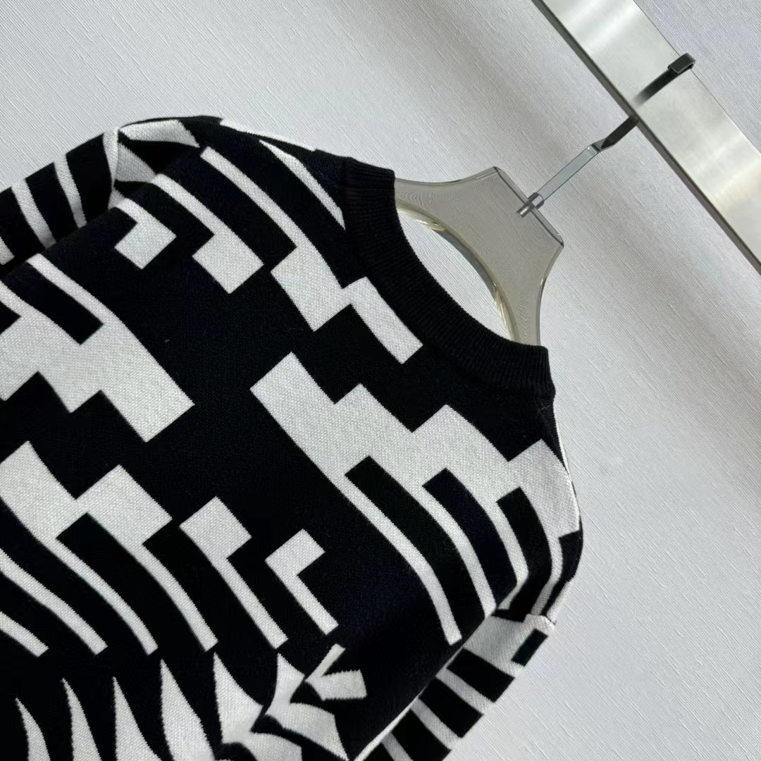 Louis Vuitton Women LV SKI Wool Pullover Regular Fit Fir Tree Jacquard Signature All Over