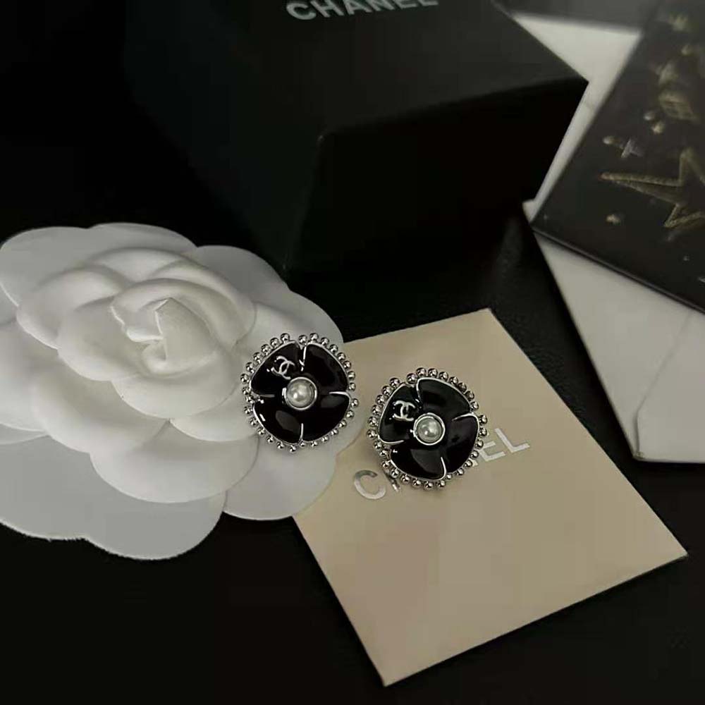 Chanel Women Clip-on Stud Earrings in Metal and Glass Pearls
