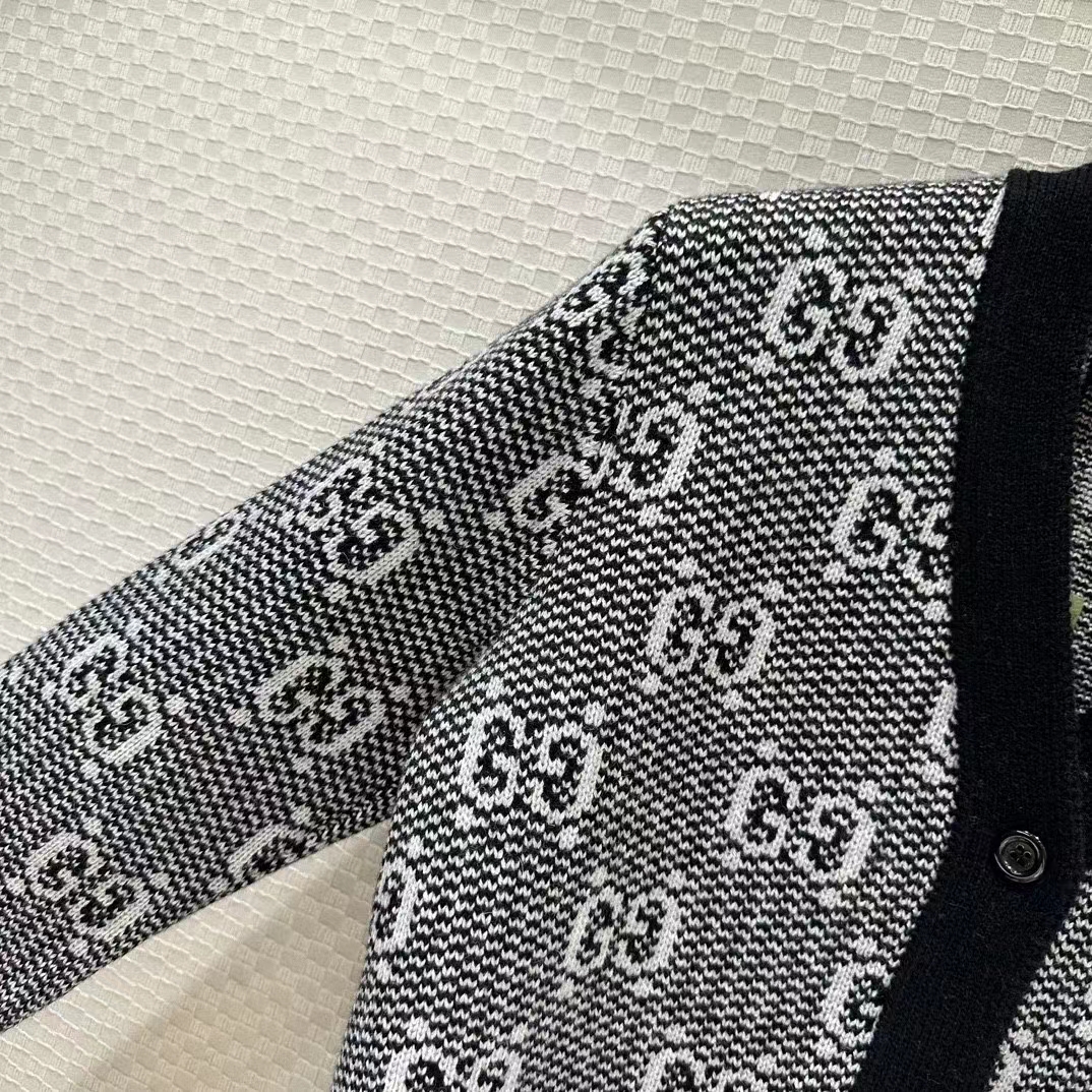 Gucci Men GG Wool Jacquard Cardigan Grey V-Neck Long Sleeves Front Pockets