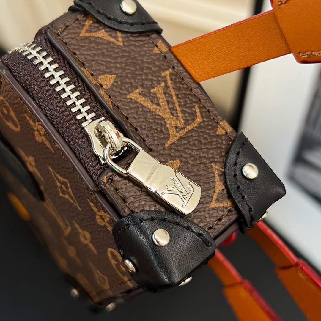 Louis Vuitton LV Unisex Mister Trunk Key Holder And Bag Charm M01201