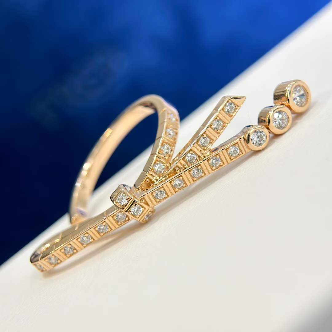 Chanel Women CC Ruban Ring 18K Beige Gold Diamonds